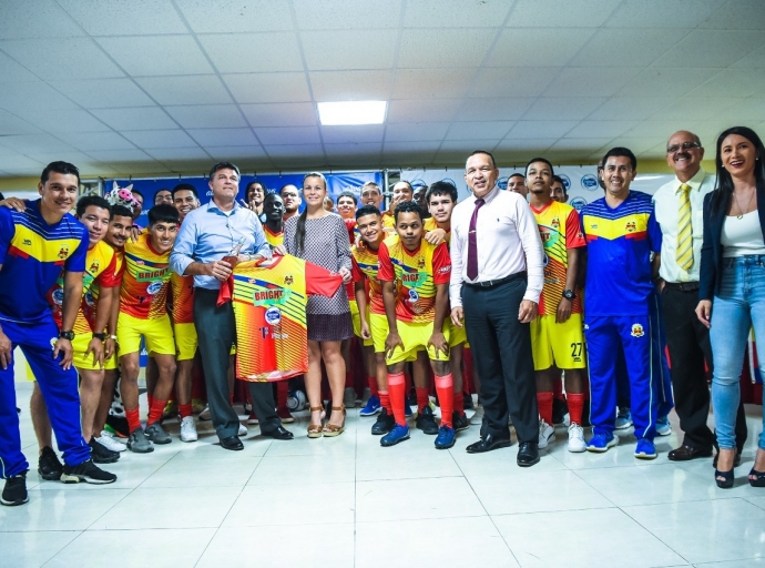 Minister di Enseñansa y Deporte a batisa uniform nobo di SV Britannia