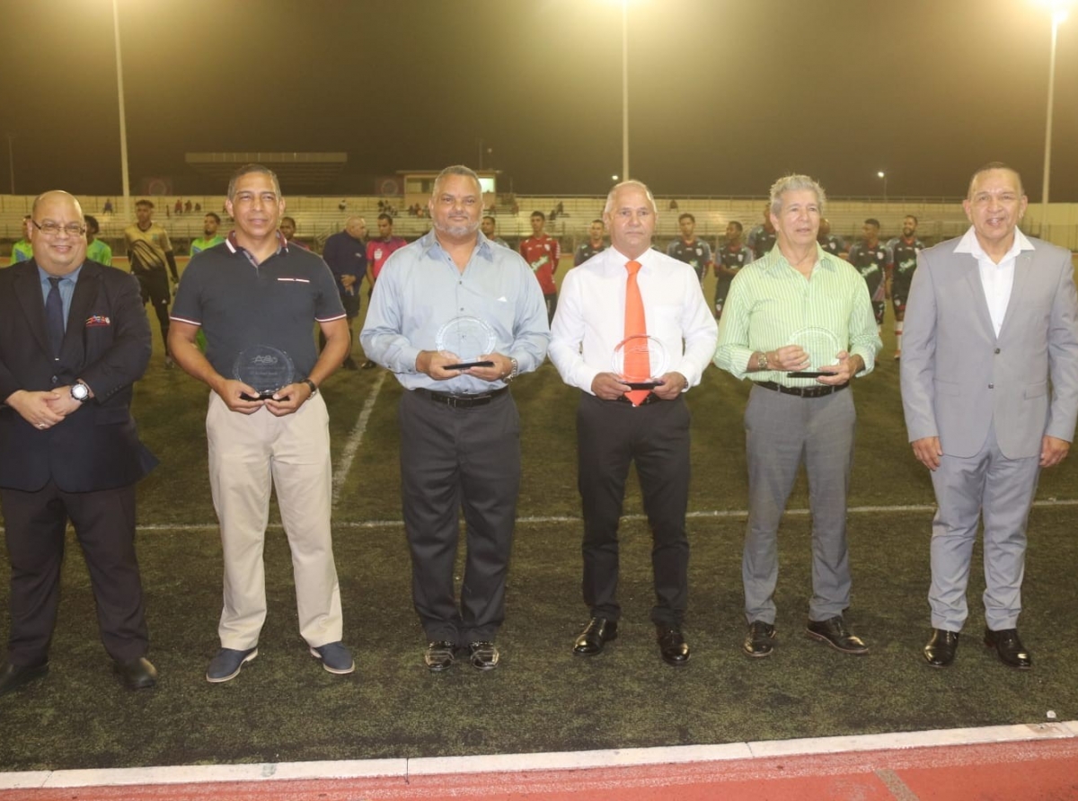 Durante apertura di campeonato, AVB a honra Richard Jacobs, Denchi Werleman, Andres Garcia y Ernst Mohamed