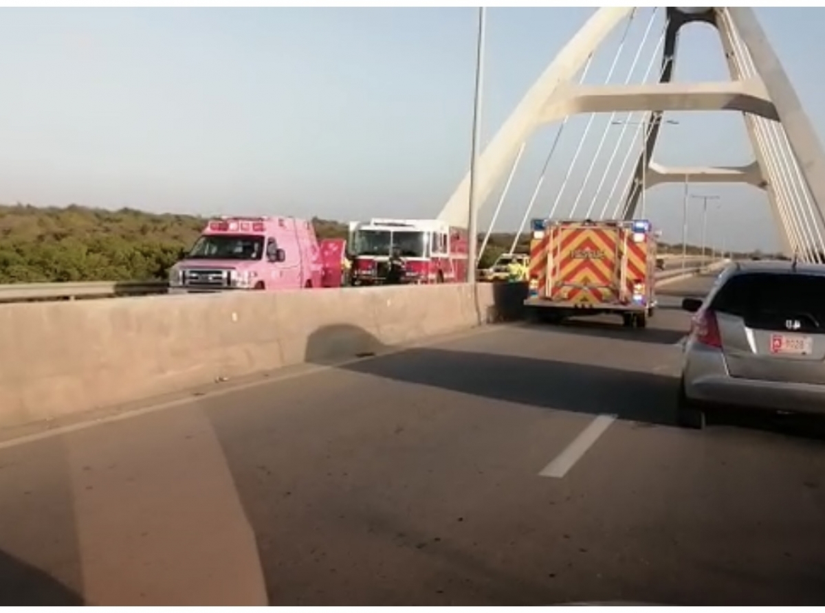 Cu ambulans roos a transporta persona cu a fractura pia na brug di Pos Chiquito