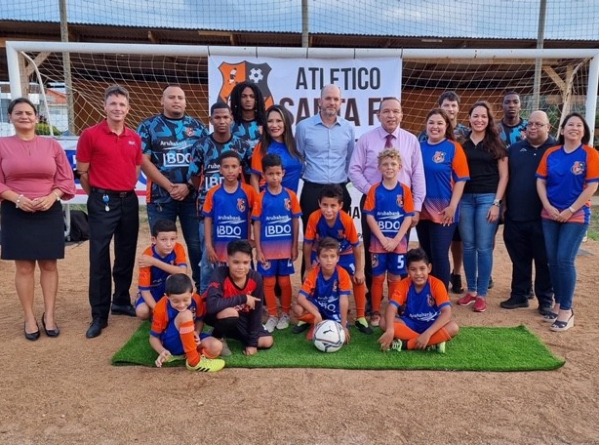 Minister di Enseñansa y Deporte a batiza uniform di futbol di SV Atletico Santa Fe