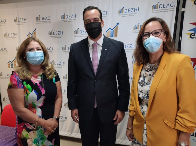 Minister di Economia Geoffrey Wever sumamente satisfecho cu e website nobo di IDEA pa comercio