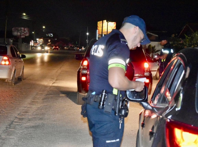 Riba Diabierna so Polisnan a controla 800 vehiculo di motor