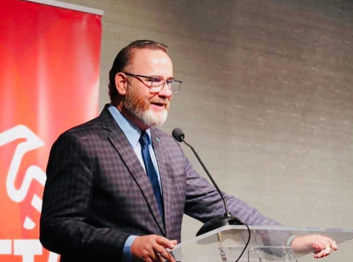 Minister Glenbert Croes a oficialisa nombracion di Anthony Rojer como director nobo pa Utilities