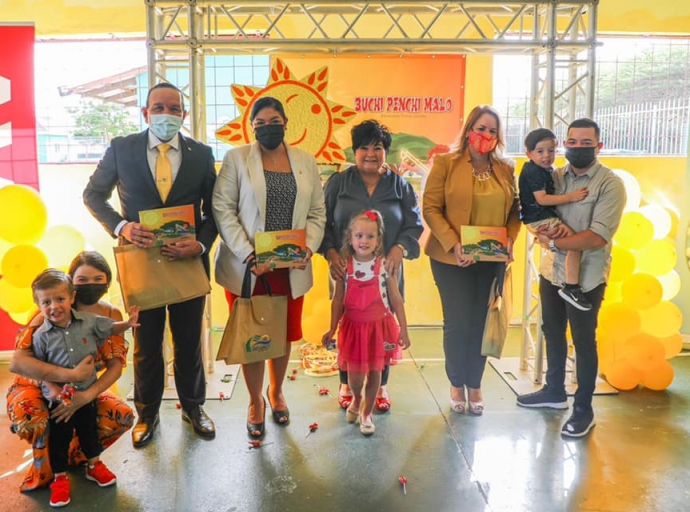 Minister Endy Croes ta felicita Tanchi Esmé cu lansamento di un bunita buki