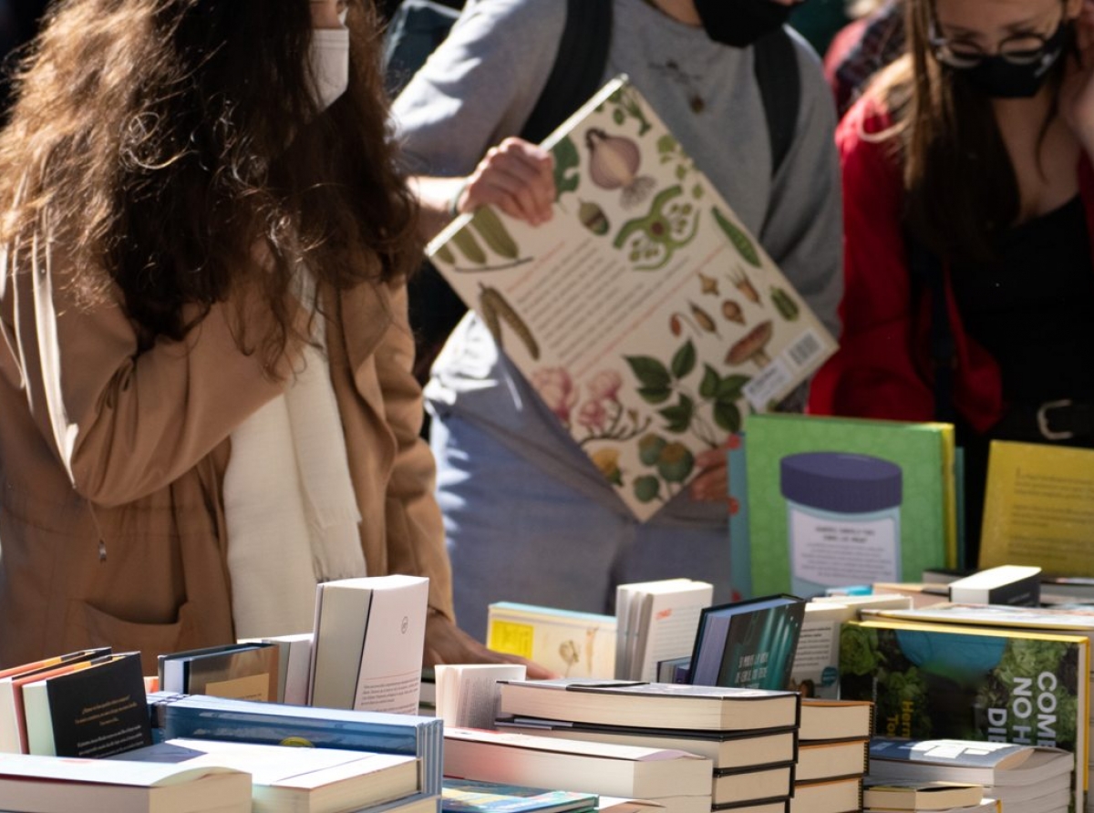 Biblioteca ta organisa su Mercado di Buki segunda mano