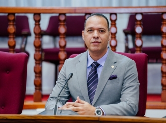 Parlamentario Marco Berlis mustrando riba e  peliger di E-cigarettes y vaping (Parti 1)