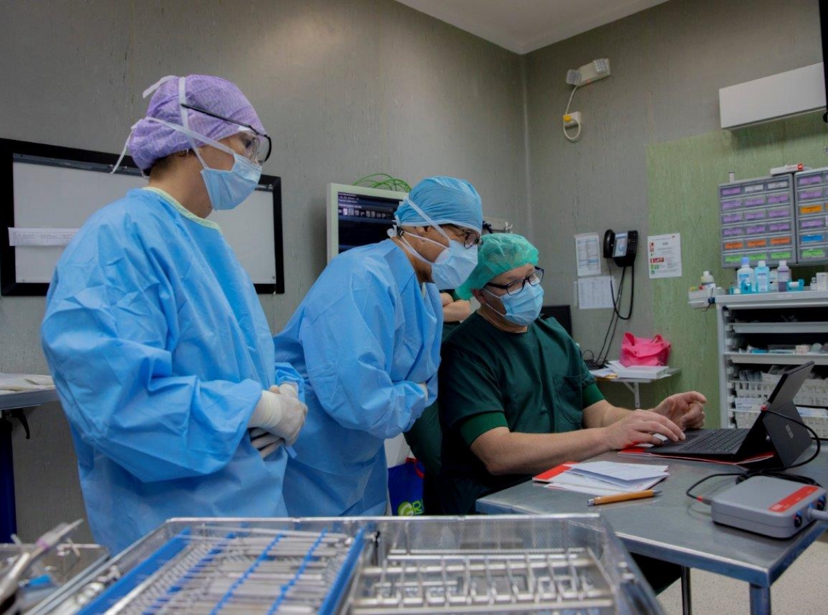 Na Hospital a opera tres pashent pa nan recobra nan oido haciendo implante cochlear