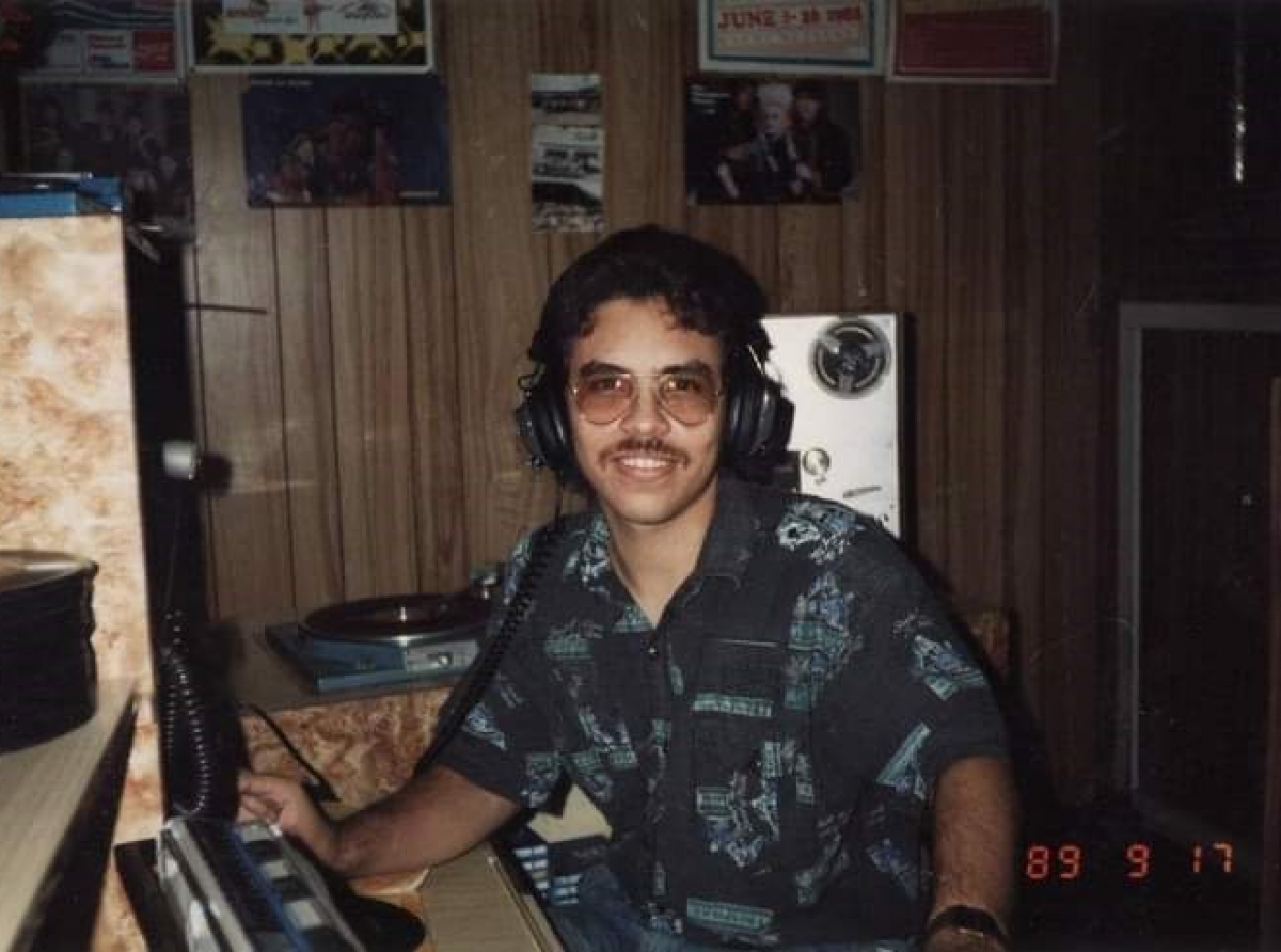 Conocido locutor Marcos Bislip Jr. ta cumpli 40 aña den radio difusion di Aruba