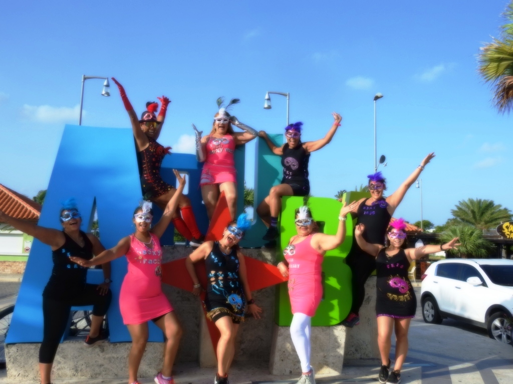 Tres amiga a celebra nan cumpleaños cu un 'bike tour'