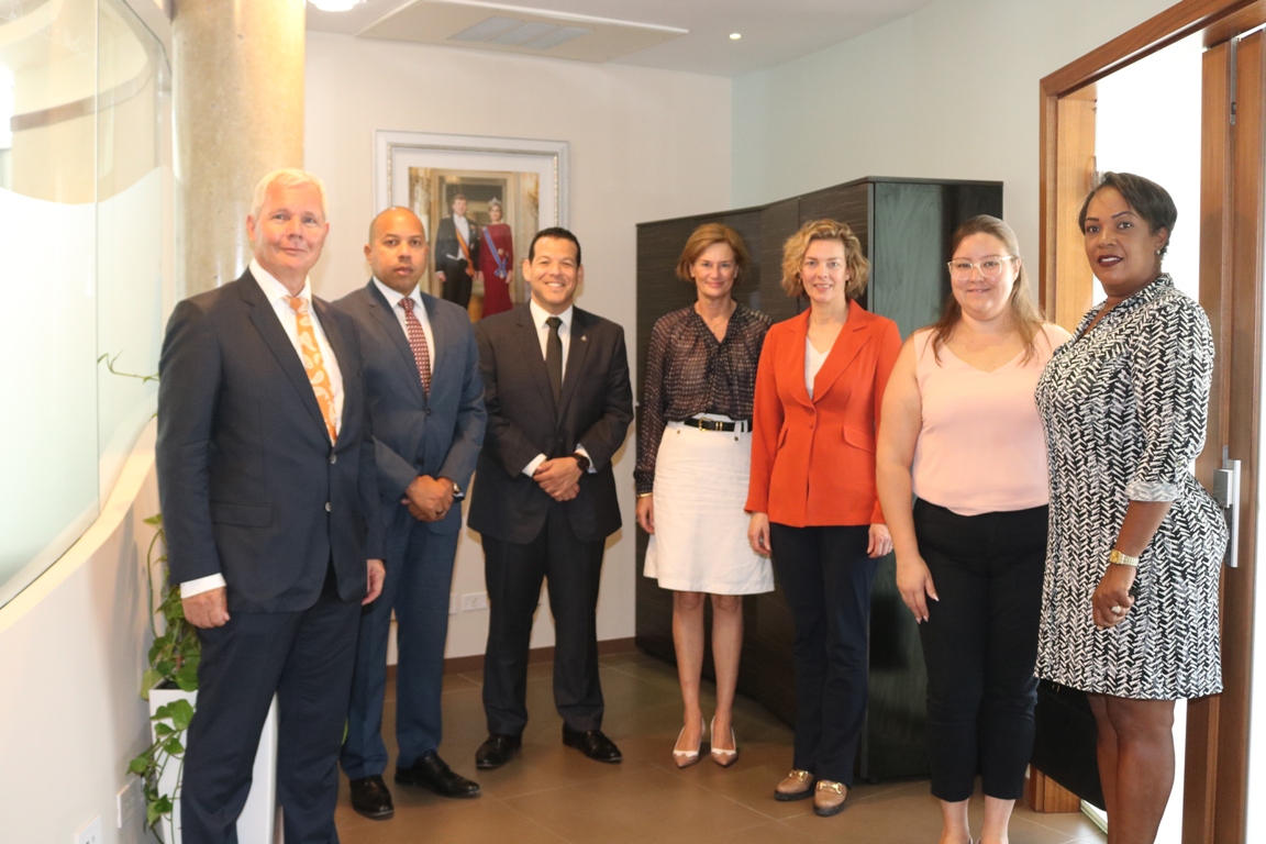 Minister Rocco Tjon a reuni cu Rode Kruis Aruba y Hulanda