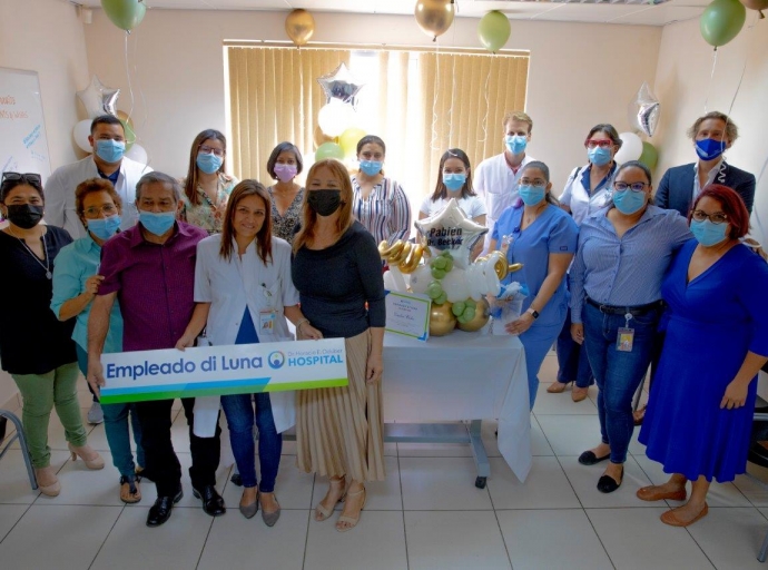 Dokter Caroline Becker ta e prome specialista cu ta bira empleado di luna na Hospital