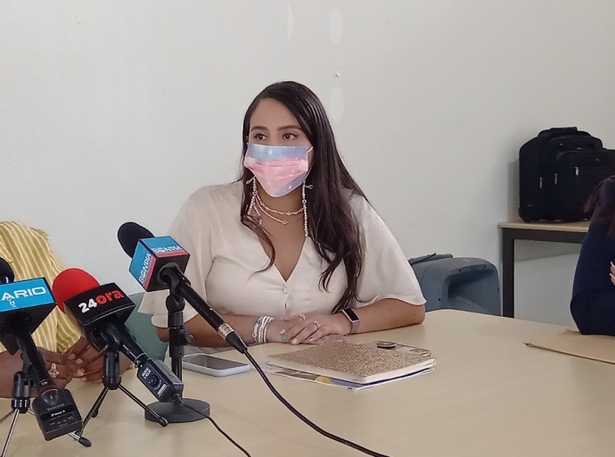 Terry Gumbs como mayor di un mucha special ta hopi contento cu un grupo asina a wordo instala