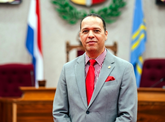 Parlamentario Marco Berlis papiando riba e realidad y futuro di AZV pa Aruba
