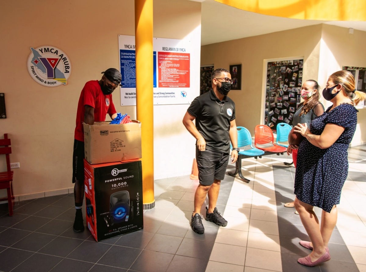 Aruba Bank a haci donacion di material na YMCA