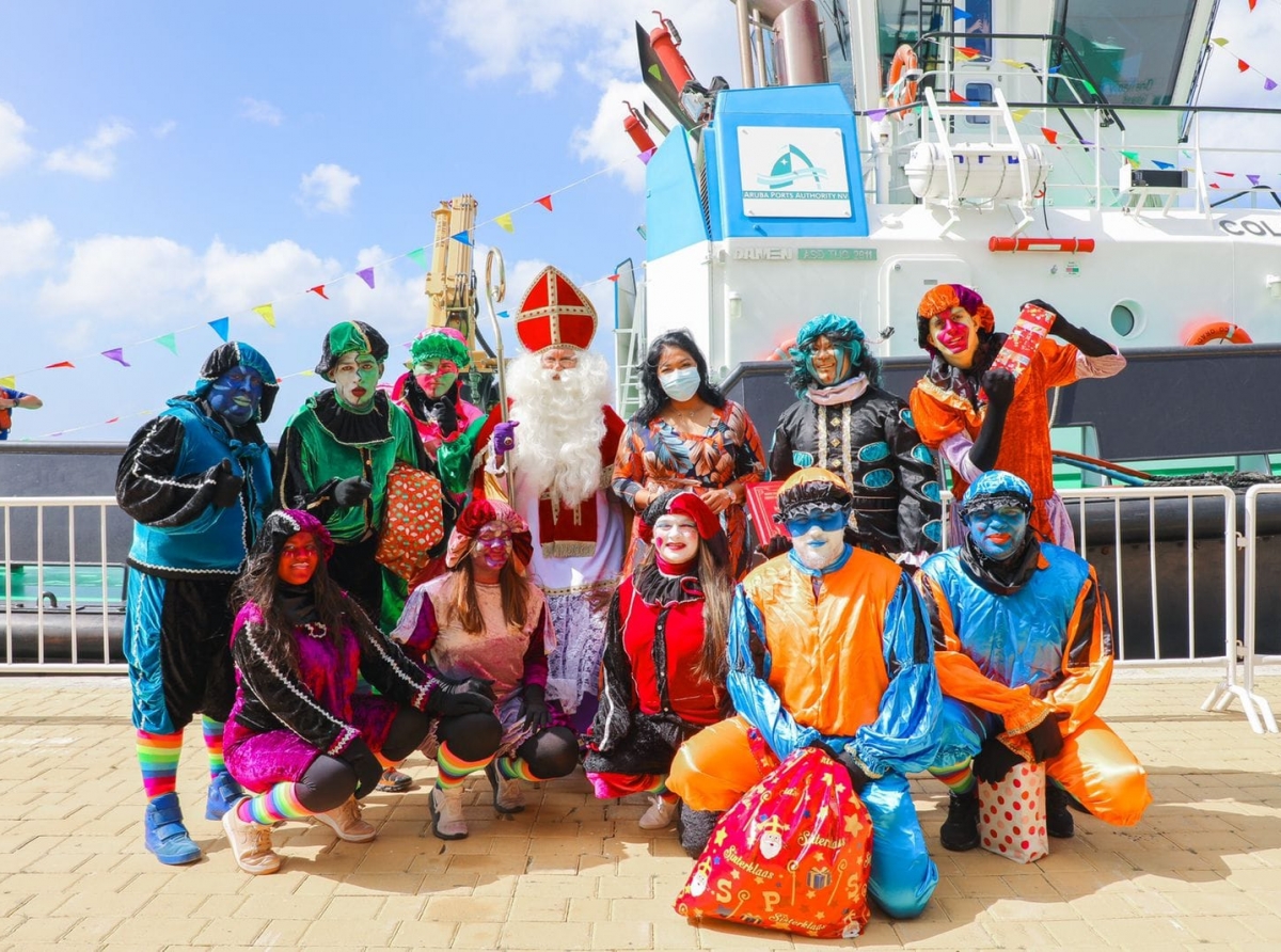 Sinterklaas a yega Aruba cu su pietnan multi-color