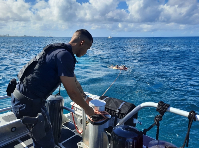 Guardacosta a bay yuda pareha turista cu a snorkel demasiado leu