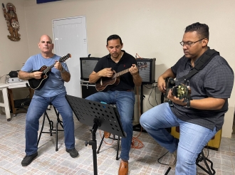 Trio musical 297 STRINGS a haci nan debut
