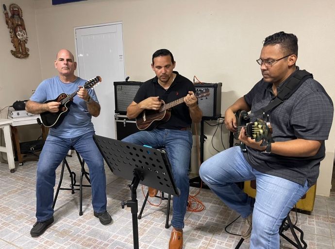 Trio musical 297 STRINGS a haci nan debut