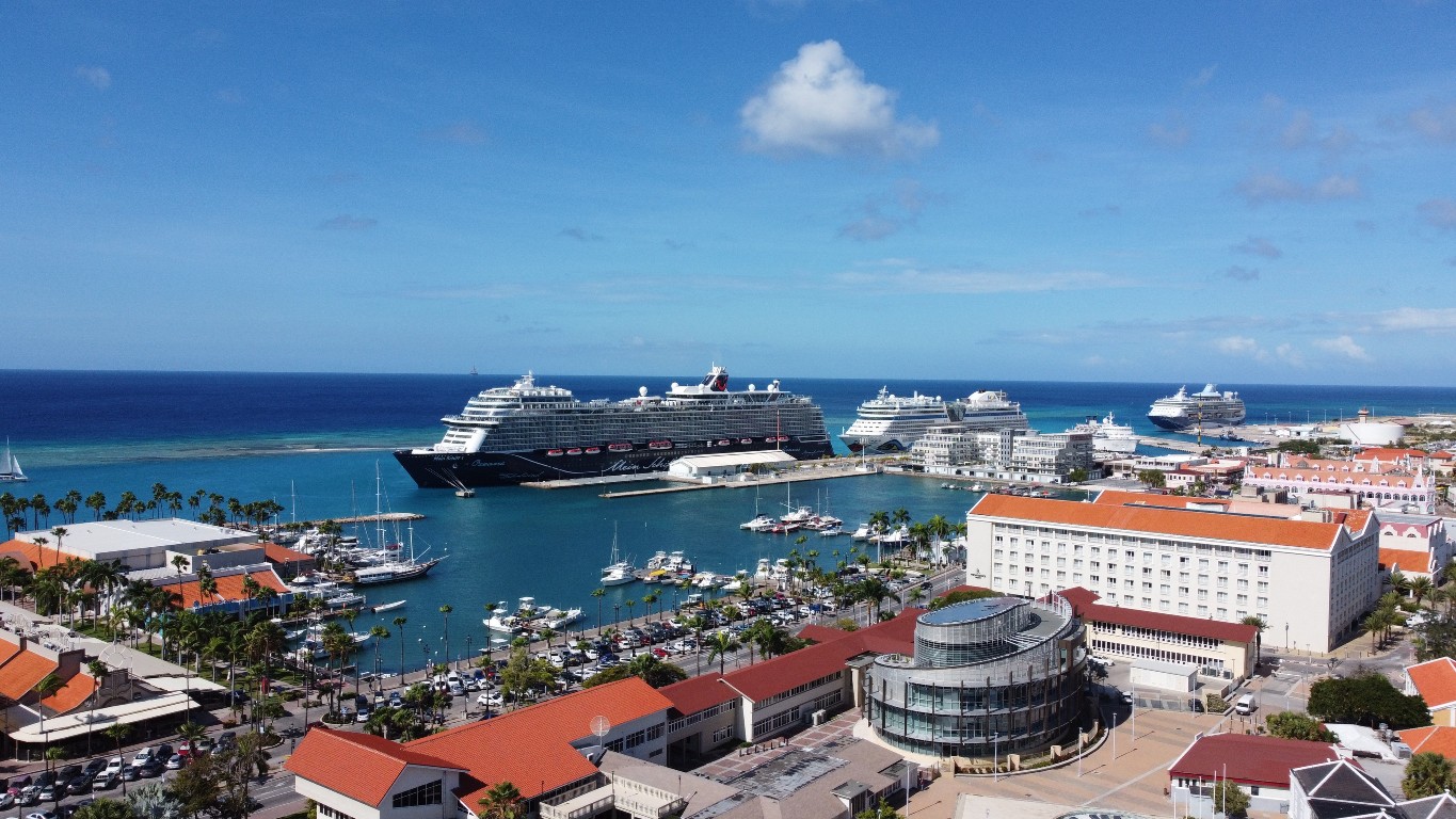 Minister Dangui Oduber feliz cu Mein Schiff 1 a haci su prome bishita na Aruba