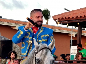 Popular cantante C-zar Olarte cu propuesta di matrimonio na su felis pareha Chelsea Peterson