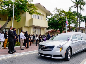 Corteho funebre di ex minister ‘Rudy’ Croes a pasa dilanti di Bestuurskantoor