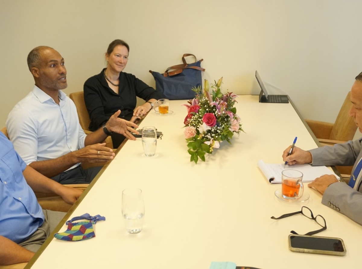 Minister di Enseñansa a reuni cu rector di Universidad di Aruba