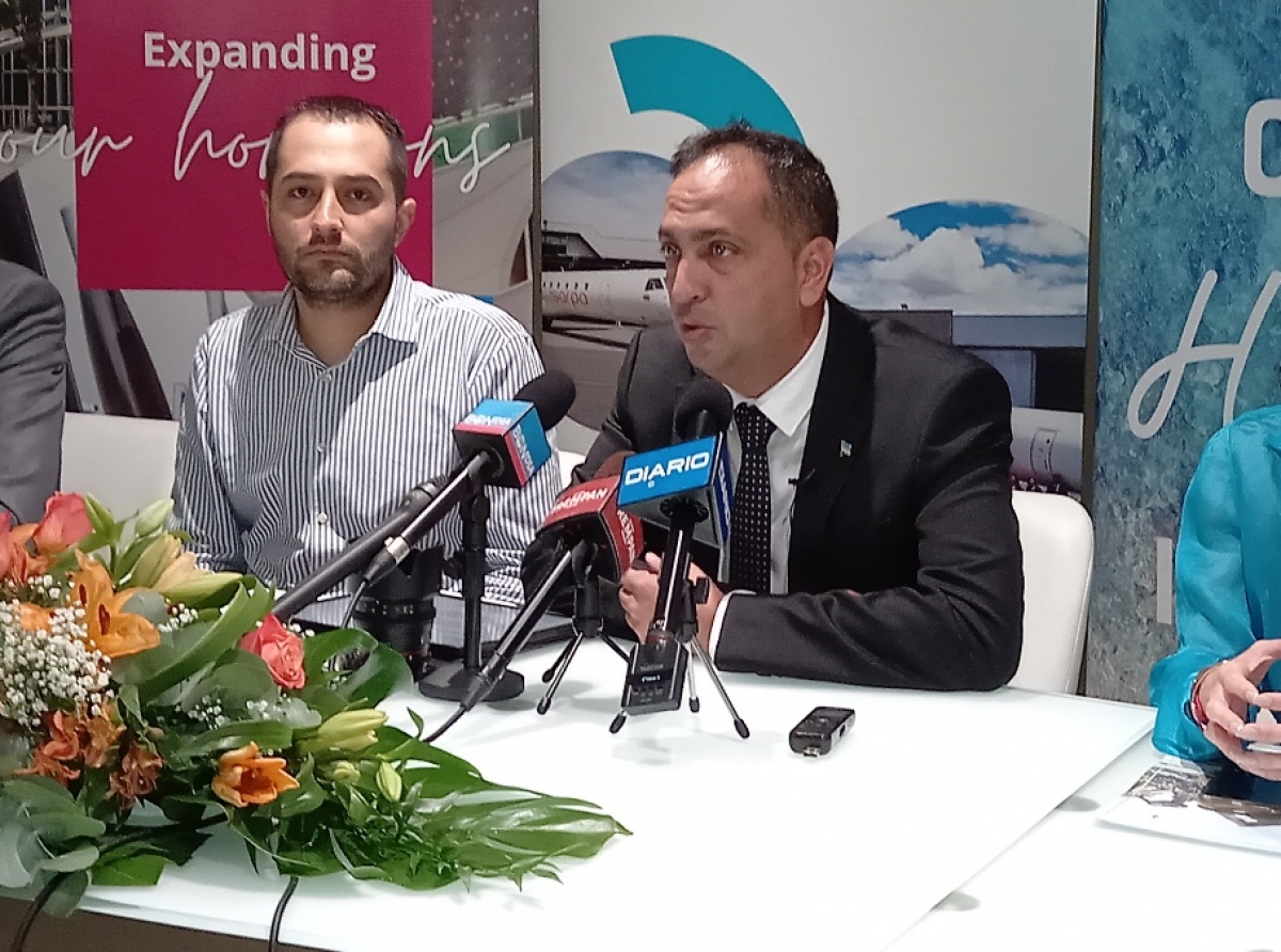 Minister Dangui Oduber contento cu vuelonan di Sarpa  Airlines for di Barranquilla y Medellin