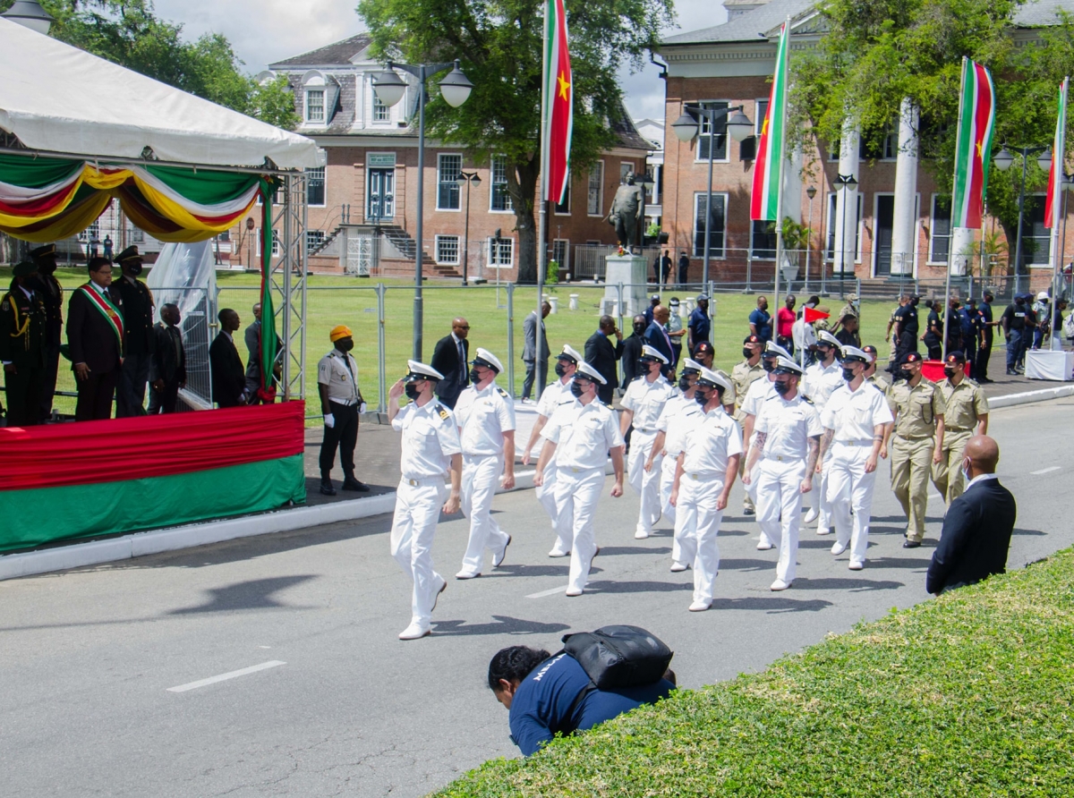 Mariniernan staciona na Aruba tambe a participa den parada na Suriname