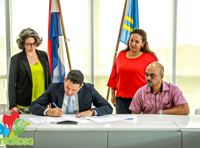 Firma di acuerdo pa desaroyo di agricultura sostenibel cu oportunidad pa hoben y adultonan mayor