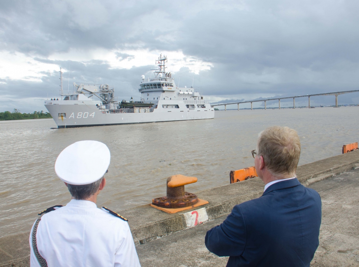 Barco di Marina Zr.Ms. Pelikaan a bay bishita Suriname