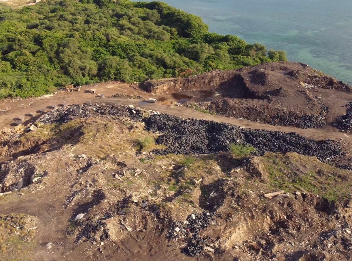 Sero gigantesco di tire di auto acumulando riba e dump na Parkietenbos