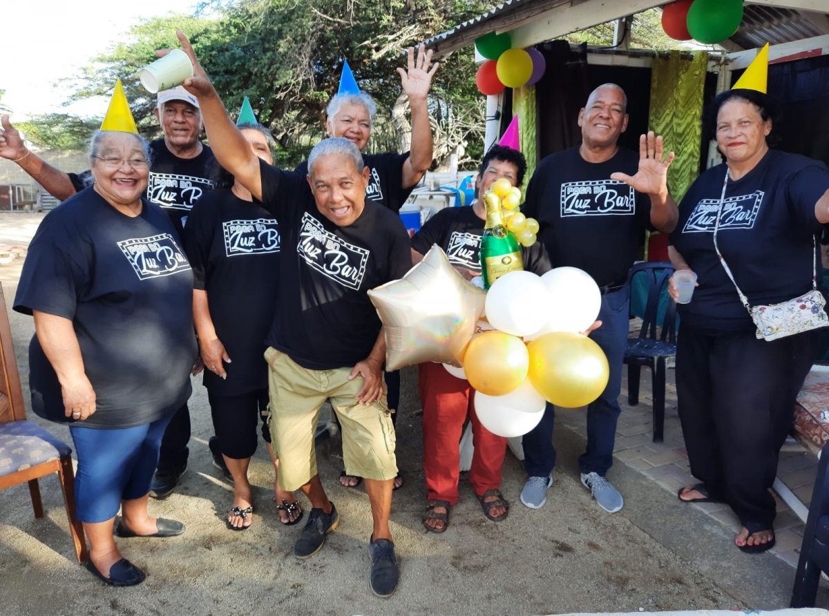 Amigonan prefera nan gazebo na cas pa nan get-together