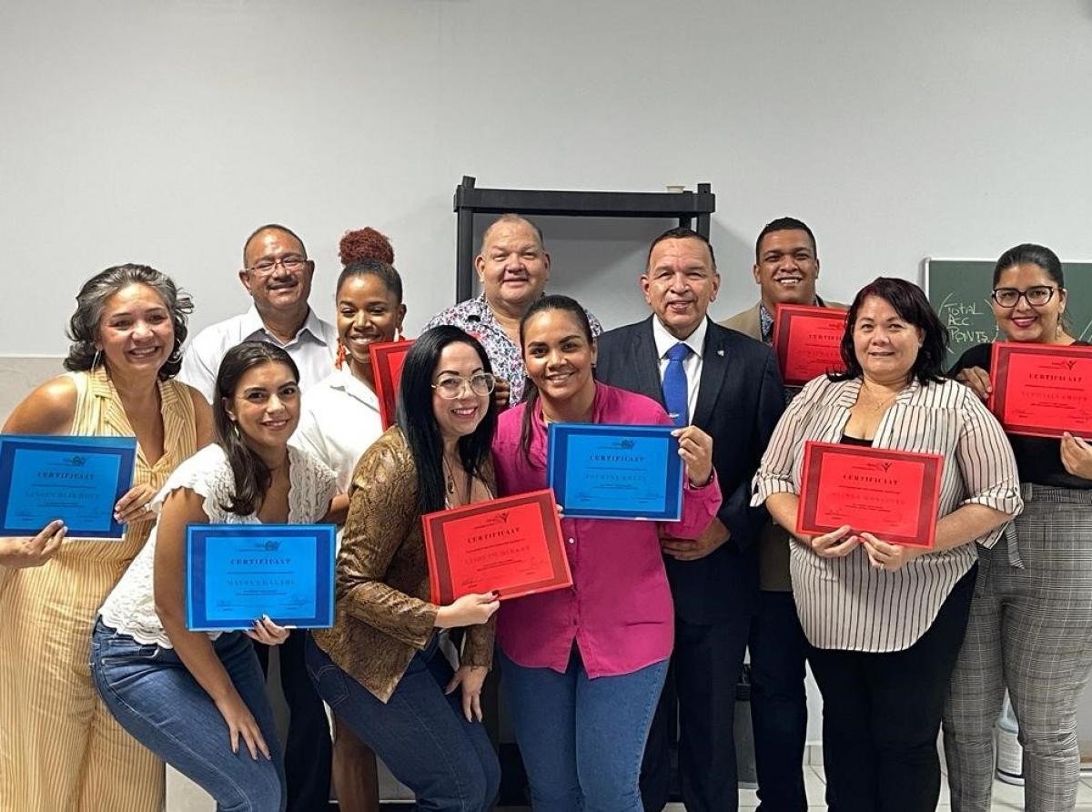 Minister Endy Croes a haci entrega di certificado na graduadonan di Fundacion Enseñansa Pa Aruba