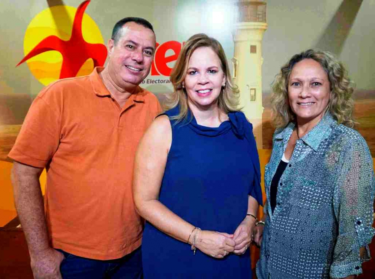 Prome Minister Evelyn Wever-Croes a celebra su cumpleaños hunto cu miembronan di e hala femenino di Partido MEP