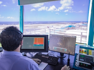 Ministro Ursell Arends felicitando tur profesional den mundo di aviacion