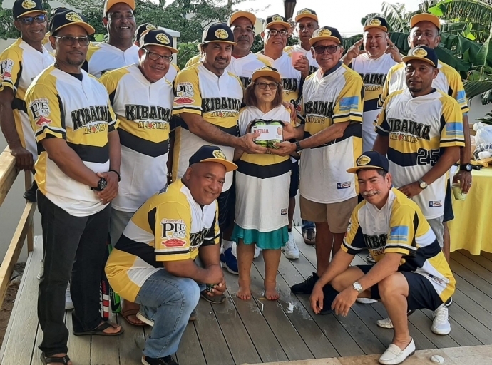 Kibaima Centerville Pie Softball Team a batisa nan uniform