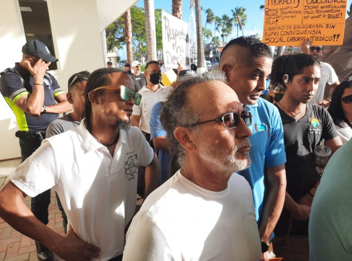 Grupo pro-derechonan humano y anti vacuna a entrega manifiesto na Parlamento