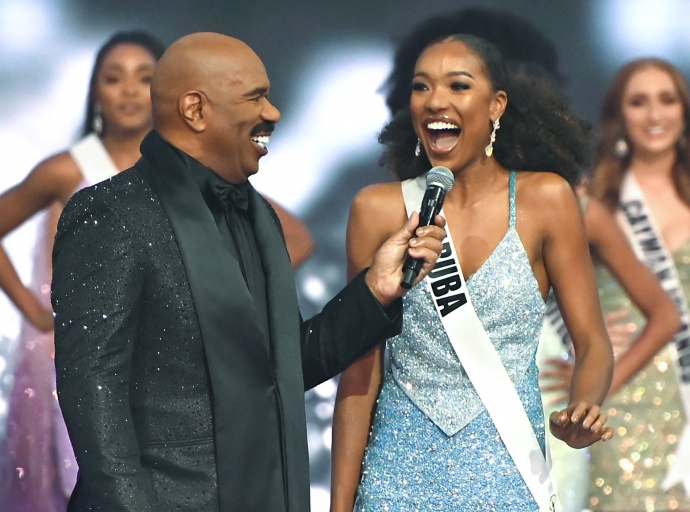 Miss Aruba Thessaly Zimmerman a logra sali entre e 10 finalista di Miss Universo 2021