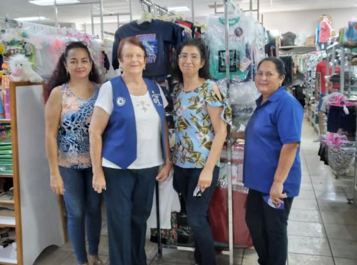 Women’s Club of Aruba cu dedicacion na Proyecto di 'Dress a Child'