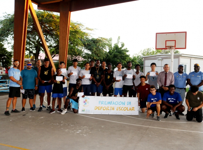 Minister di Deporte ta felicita tur scol y hoben cu a participa den basketball escolar