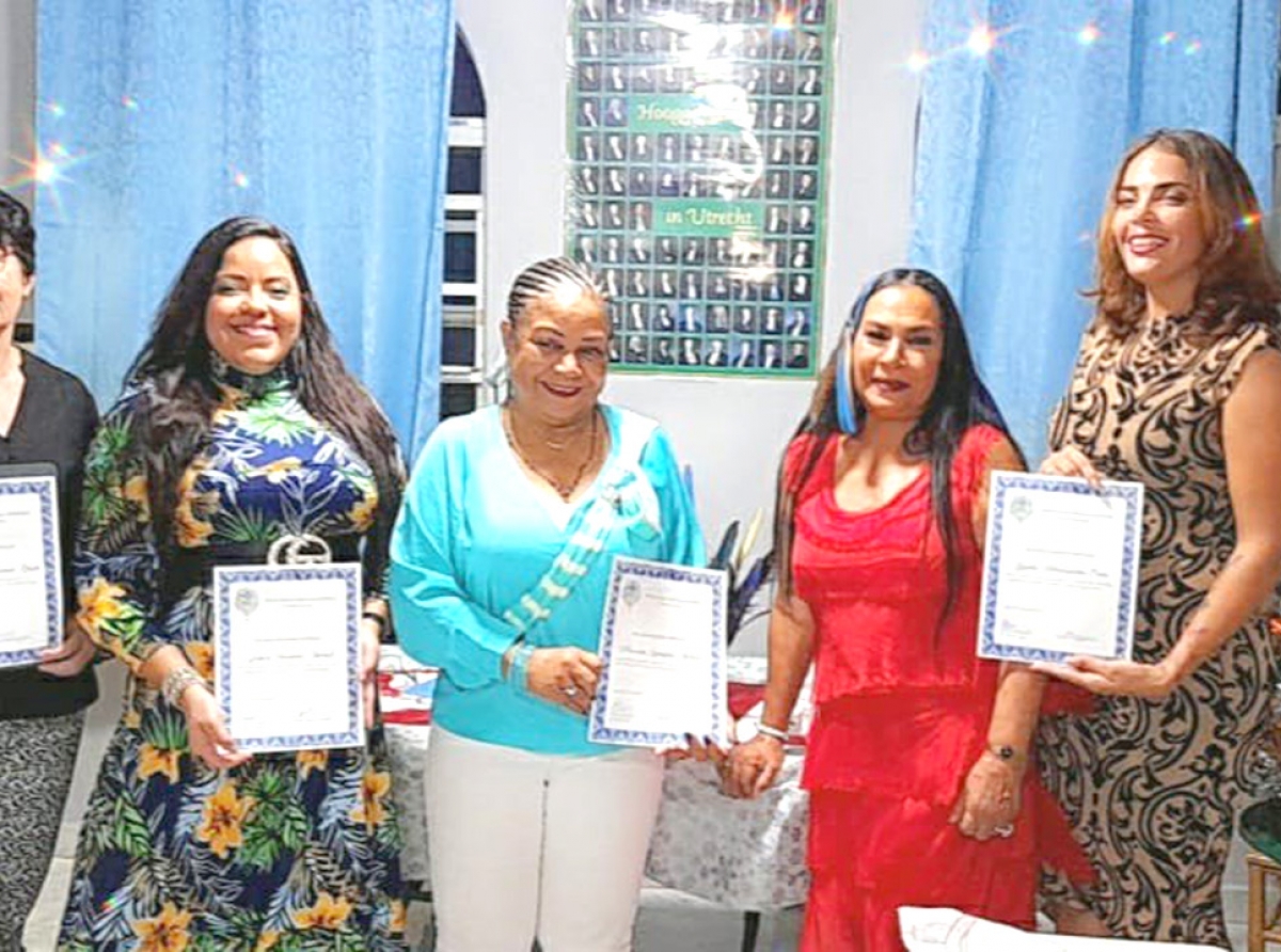 Grupo local graduando pa traduci Hulandes pa Papiamento   