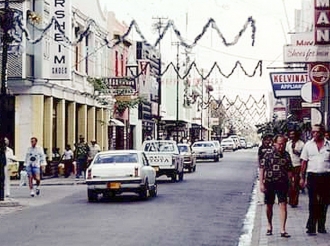 Pero na Aruba semper ta Pasco mainta nos hendenan ta cuminza bishita casnan pa busca nan brindis