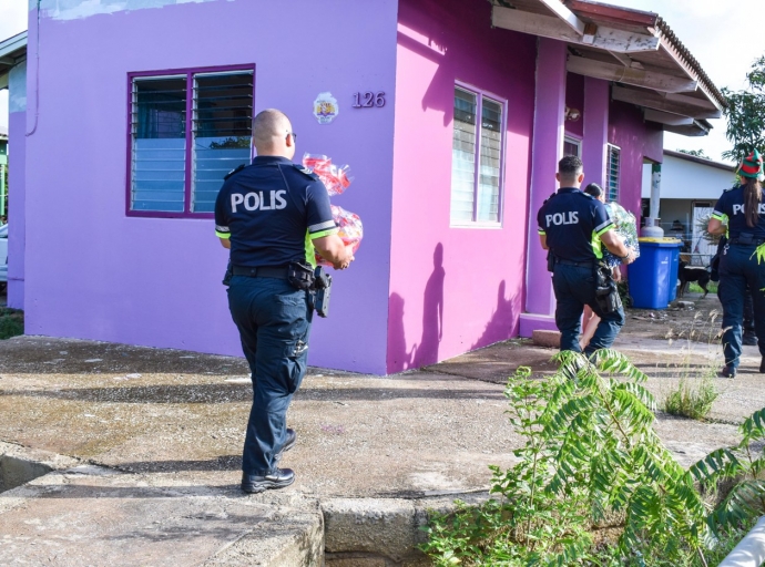 Polis di Oranjestad a duna bek y a yuda 7 famia celebra un Pasco feliz