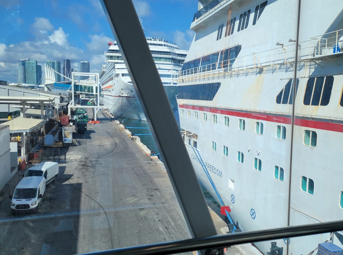 Pasaheronan riba crusero Carnival Freedom nada contento cu a keda sin bishita Aruba