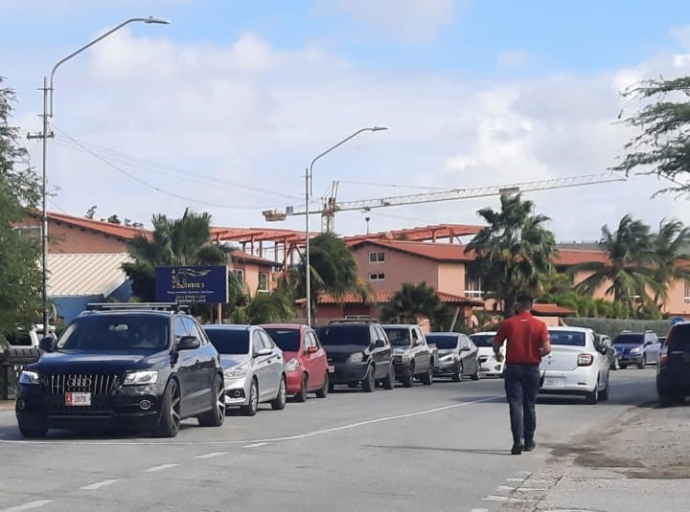 Rij largo pa acudi na e Test Center situa na Hospital