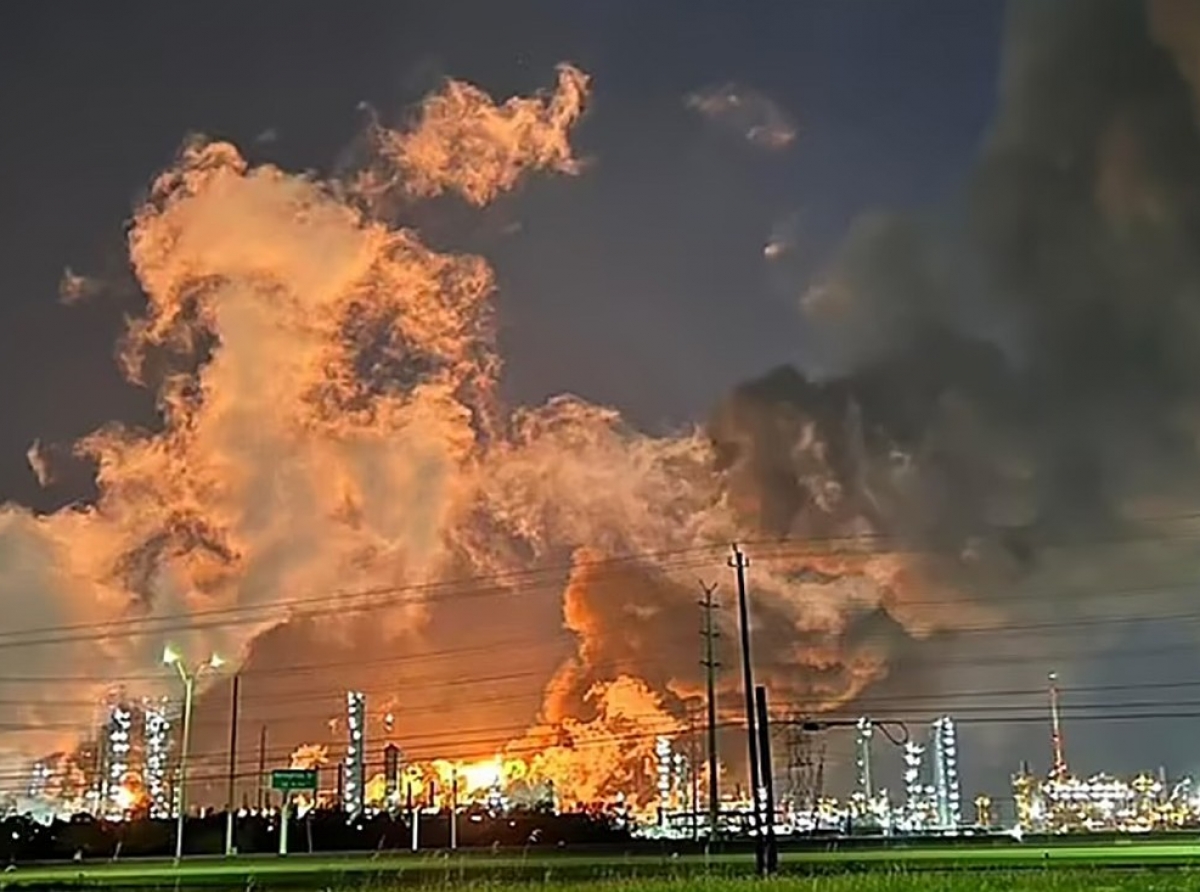 Candela manera un infierno na refineria di ExxonMobil na Texas a laga cuatro herido