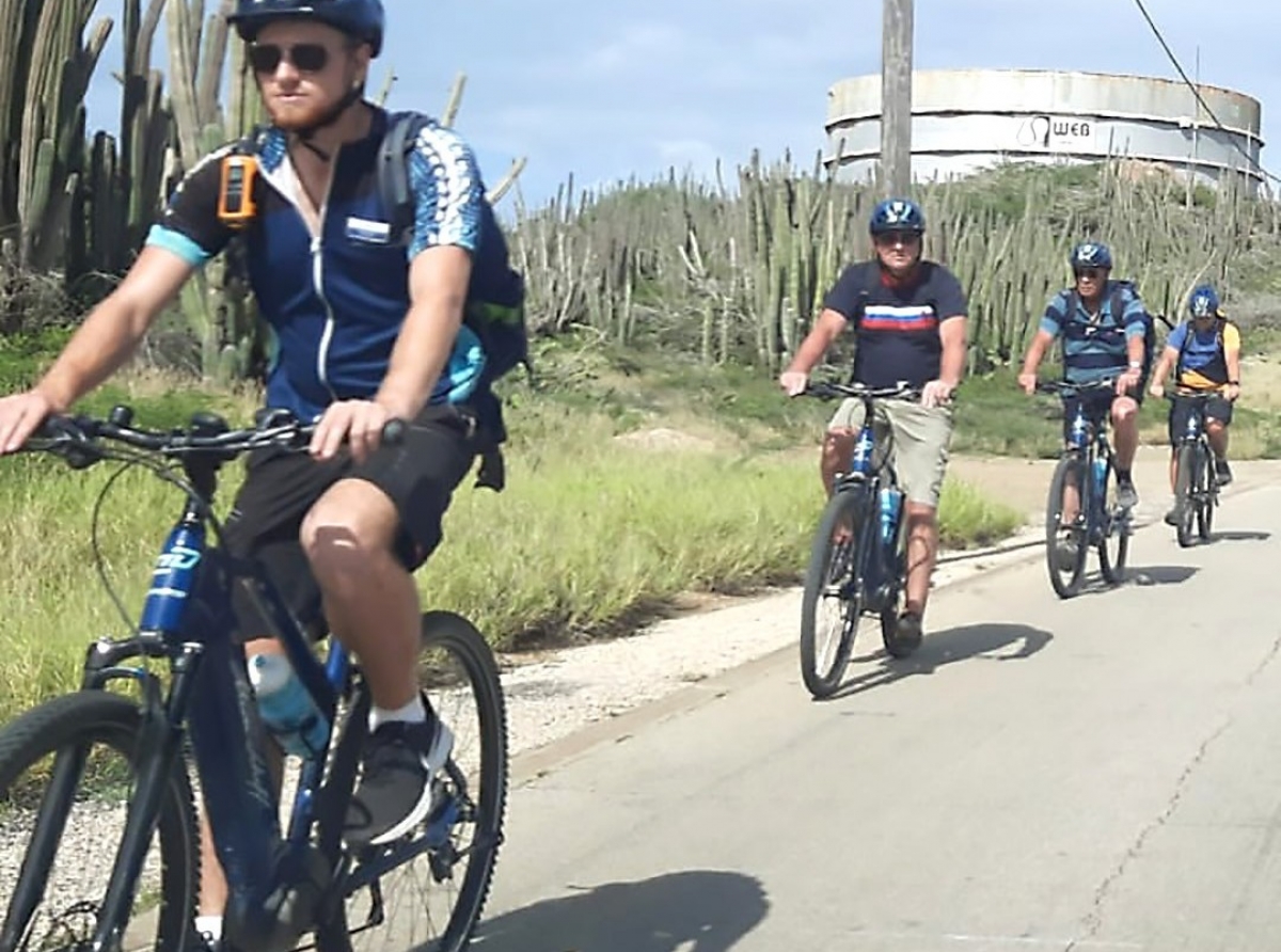 Turistanan gozando di nan tour riba bicicleta