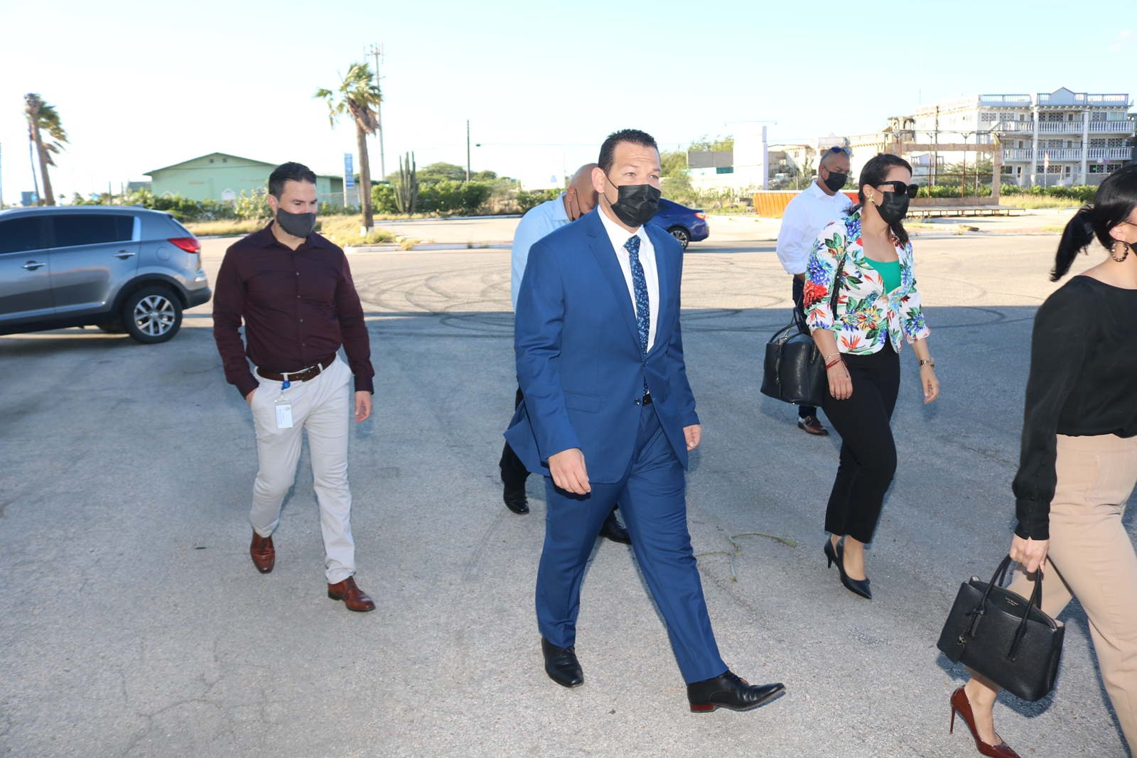 Minister Tjon a haya prome rondleiding pa loke lo bay bira e centro di Departamentonan di Husticia