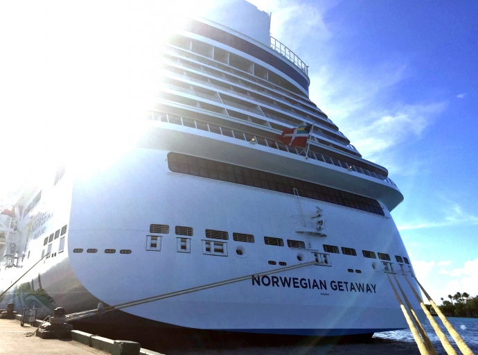 Barco di Norwegian Getaway a cancela su bishita awe na Aruba
