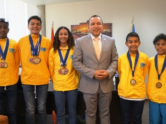 Minister Croes a entrega medaya na hobennan cu ta destaca den atletismo